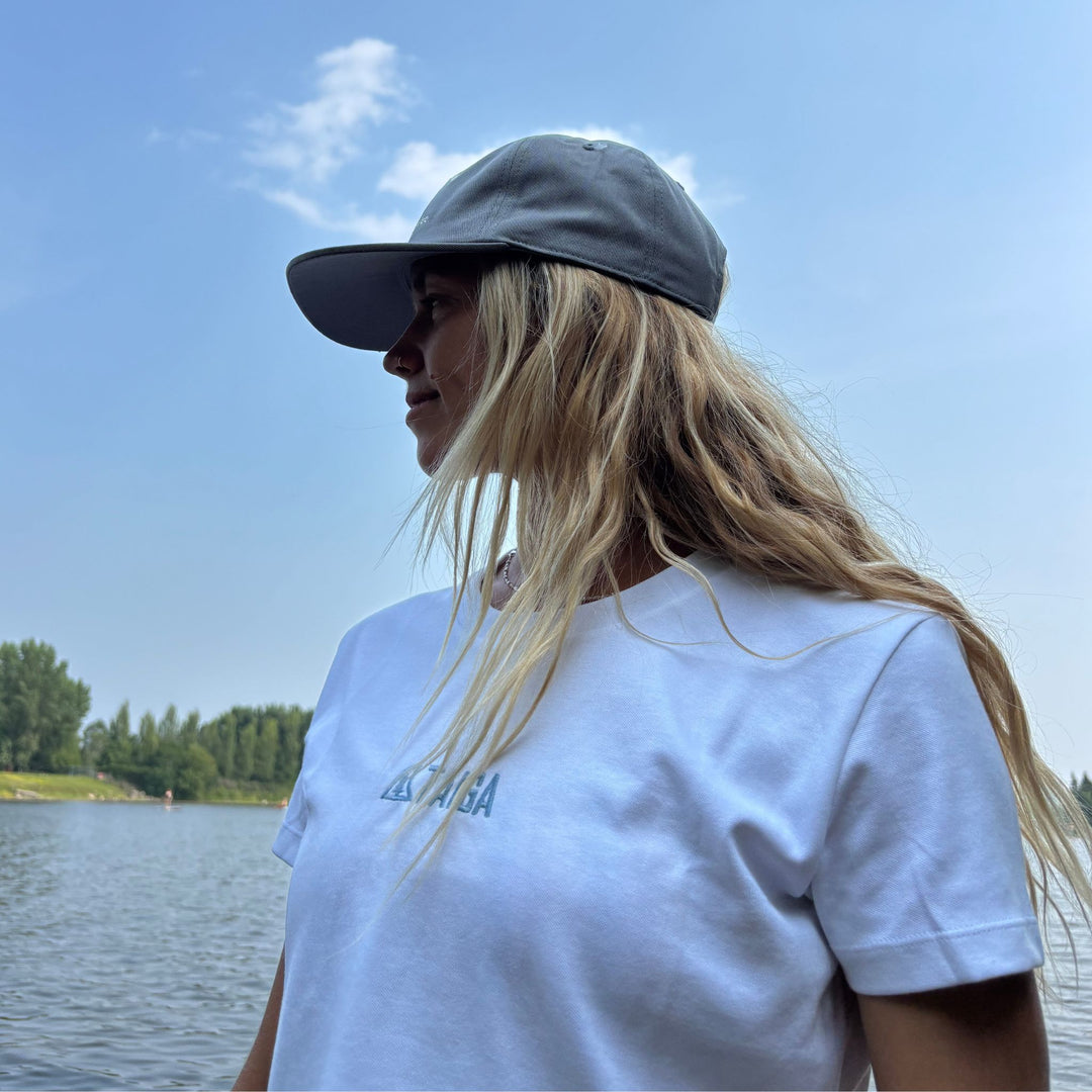 Girl wearing the Crop Top Taiga with the Dad Hat Wave in Grey