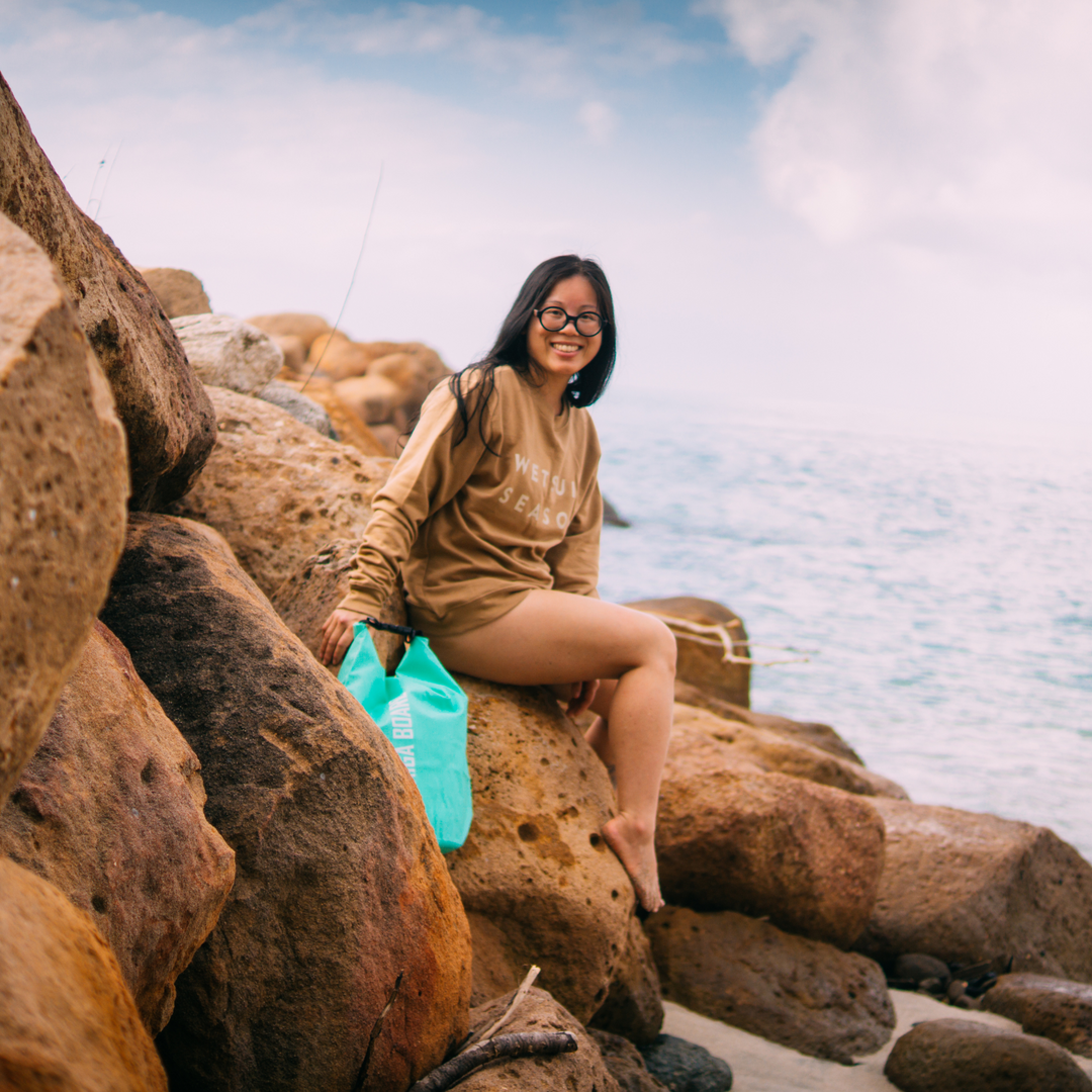 Girl wearing the WETSUIT SEASON CREWNECK - SAND