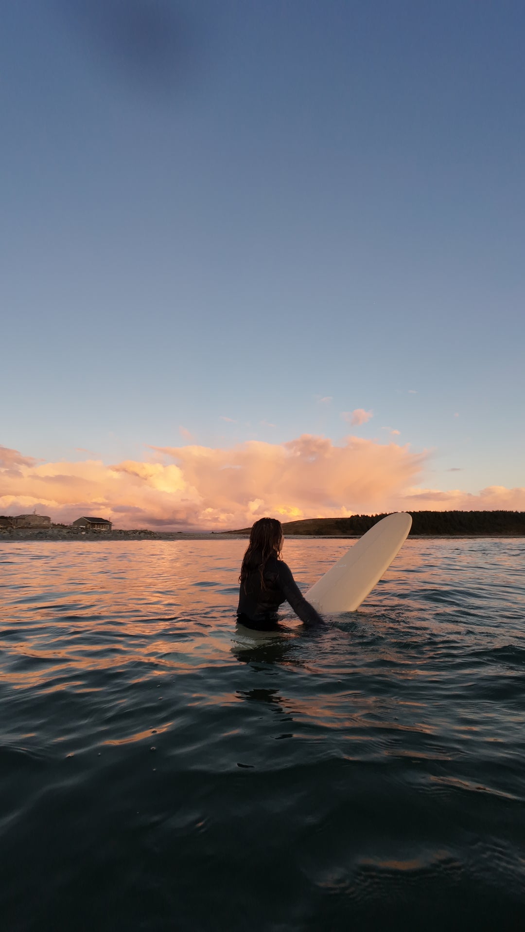 Girl standing on the TAIGA Rosé Longboard
