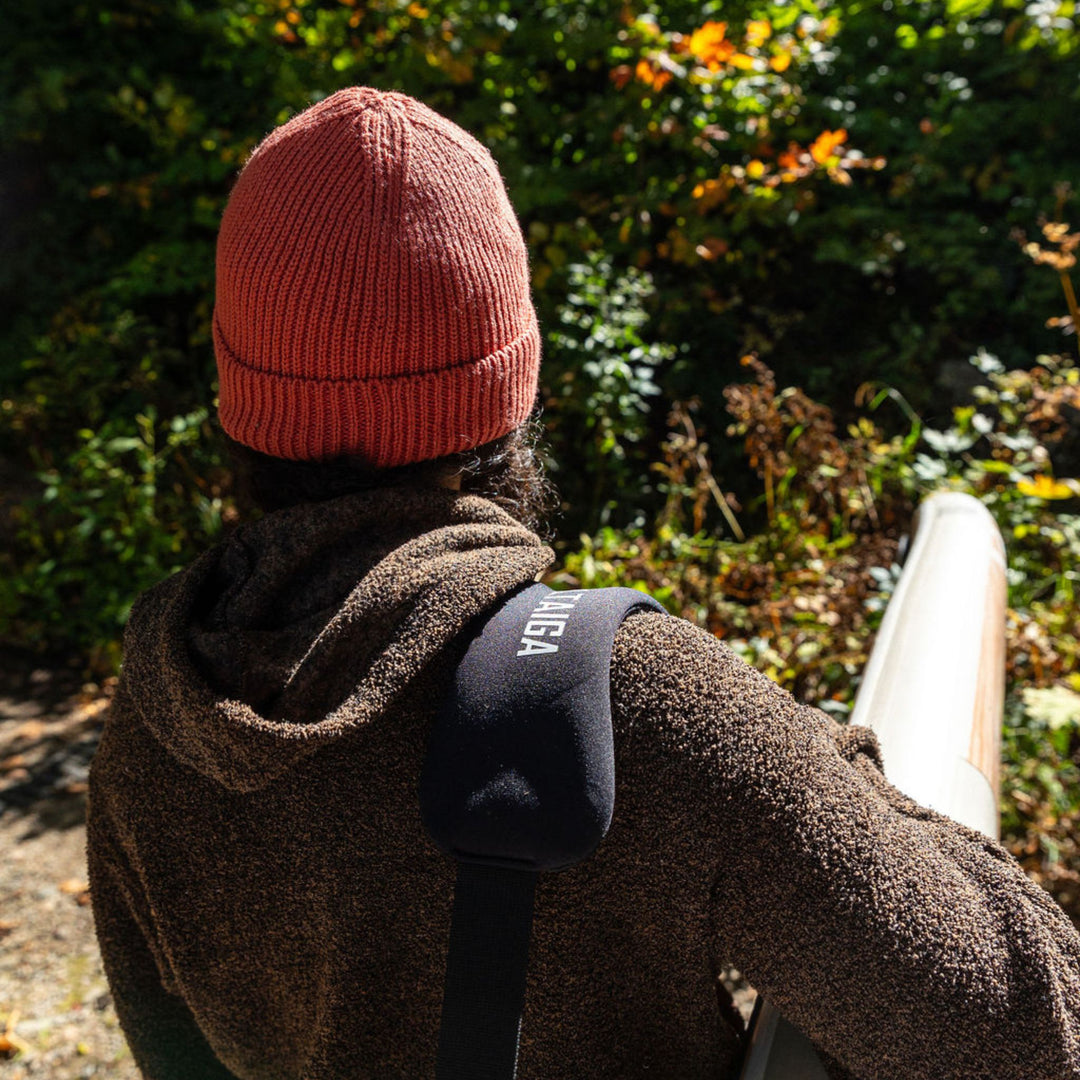 Neoprene shoulder strap to carry an inflatable paddle board